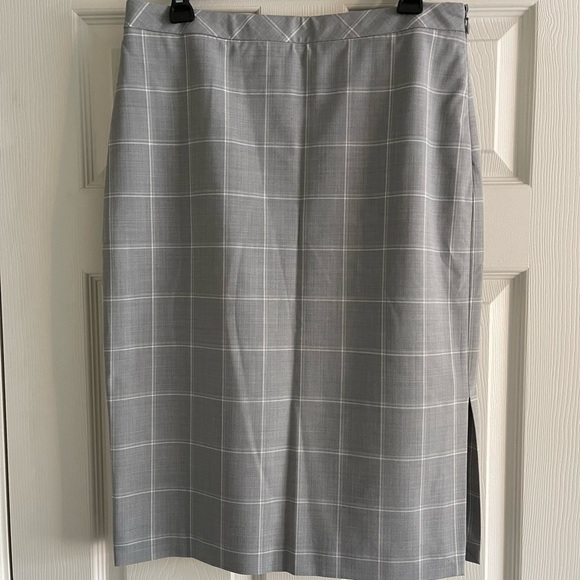 Banana Republic Below Knee Pencil Skirt in Gray (size 8) - Picture 8 of 8